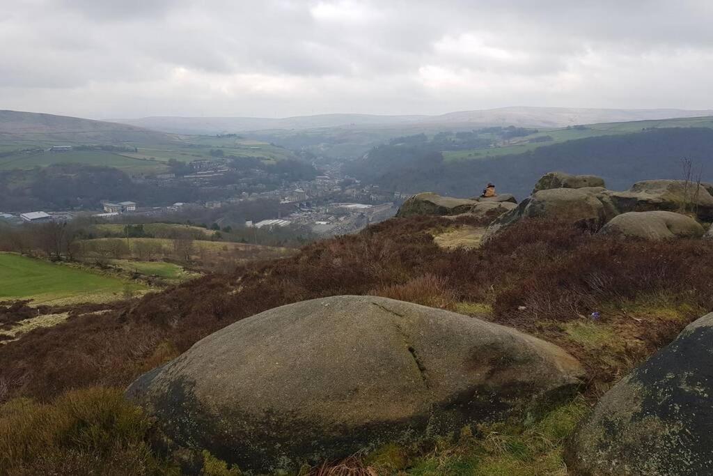 Private Annex To Victorian Villa, With Kitchen And Free Parking Todmorden Exterior photo