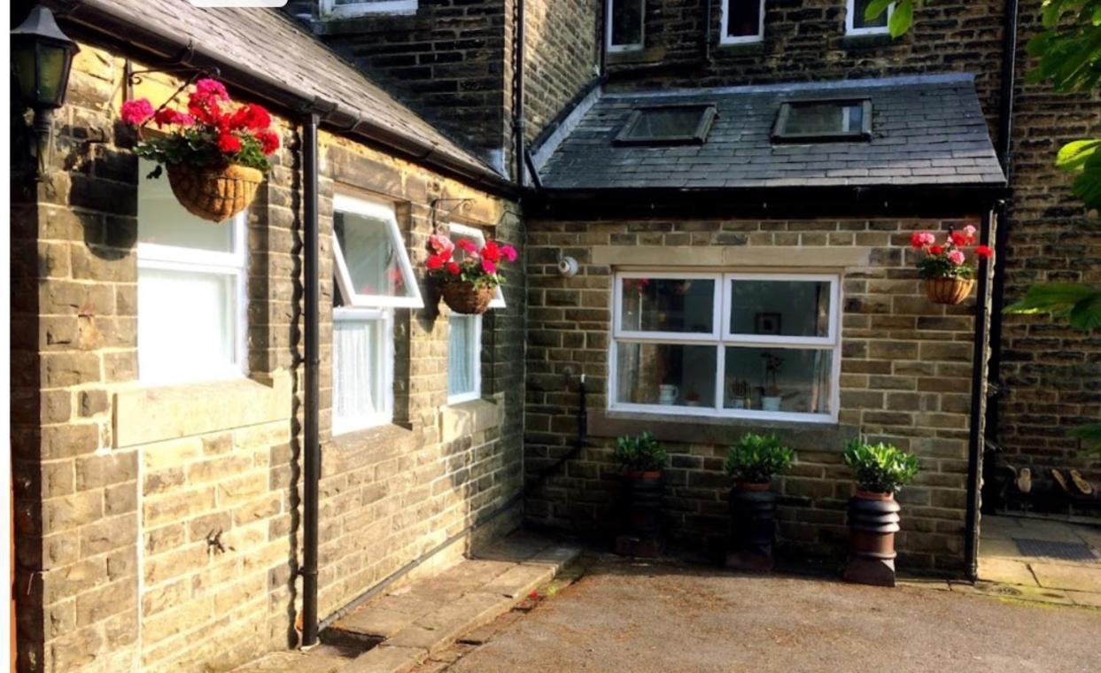 Private Annex To Victorian Villa, With Kitchen And Free Parking Todmorden Exterior photo